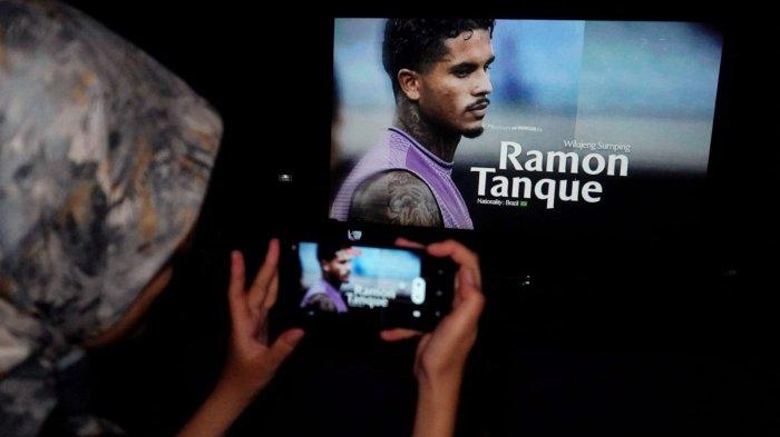 Wartawan merekam menggunakan ponsel tampilan layar bioskop yang memperkenalkan striker anyar Persib Bandung untuk musim kompetisi Liga 1 2025/26 dan AFC Champions League Two 2025/26, Ramon Tanque, di CGV Paris van Java, Kota Bandung, Jawa Barat, Sabtu (28/6/2025).