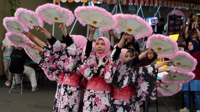Sejumlah mahasiswi Sekolah Tinggi Bahasa Asing (STBA) Yapari Bandung membawakan tarian khas Jepang Sakura Odori pada Tokyo Bites Festival 2025, di mal Paris Van Java, Kota Bandung, Jawa Barat, Sabtu (28/6/2025).