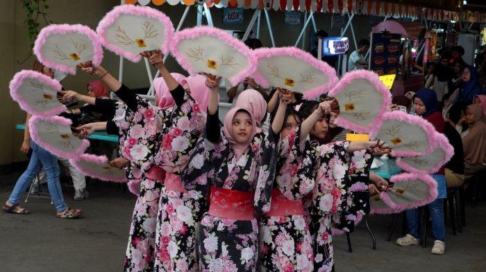 Sejumlah mahasiswi Sekolah Tinggi Bahasa Asing (STBA) Yapari Bandung membawakan tarian khas Jepang Sakura Odori pada Tokyo Bites Festival 2025, di mal Paris Van Java, Kota Bandung, Jawa Barat, Sabtu (28/6/2025).