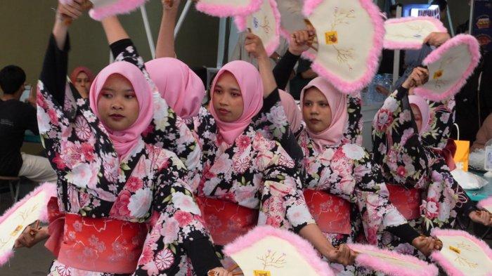 Sejumlah mahasiswi Sekolah Tinggi Bahasa Asing (STBA) Yapari Bandung membawakan tarian khas Jepang Sakura Odori pada Tokyo Bites Festival 2025, di mal Paris Van Java, Kota Bandung, Jawa Barat, Sabtu (28/6/2025).