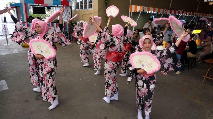 Sejumlah mahasiswi Sekolah Tinggi Bahasa Asing (STBA) Yapari Bandung membawakan tarian khas Jepang Sakura Odori pada Tokyo Bites Festival 2025, di mal Paris Van Java, Kota Bandung, Jawa Barat, Sabtu (28/6/2025).