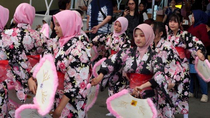 Sejumlah mahasiswi Sekolah Tinggi Bahasa Asing (STBA) Yapari Bandung membawakan tarian khas Jepang Sakura Odori pada Tokyo Bites Festival 2025, di mal Paris Van Java, Kota Bandung, Jawa Barat, Sabtu (28/6/2025).