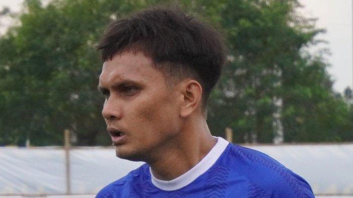 Pemain anyar Persib Bandung, Al Hamra Hehanussa mengikuti latihan perdana Persib di lapangan pendamping Stadion Gelora Bandung Lautan Api (GBLA), Kota Bandung, Jawa Barat, Senin (30/6/2025) pagi.
