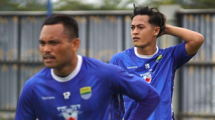 Pemain anyar Persib Bandung, Saddil Ramdani dan Alfeandra Dewangga mengikuti latihan perdana Persib di lapangan pendamping Stadion Gelora Bandung Lautan Api (GBLA), Kota Bandung, Jawa Barat, Senin (30/6/2025) pagi.