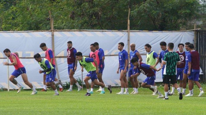 Persib Bandung menggelar latihan perdana di lapangan pendamping Stadion Gelora Bandung Lautan Api (GBLA), Kota Bandung, Jawa Barat, Senin (30/6/2025) pagi.