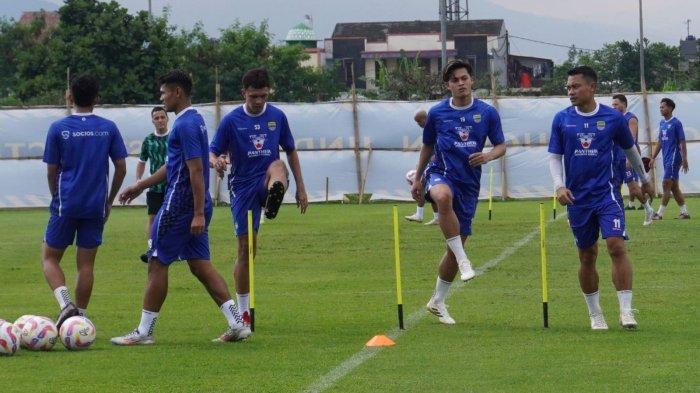 Persib Bandung menggelar latihan perdana di lapangan pendamping Stadion Gelora Bandung Lautan Api (GBLA), Kota Bandung, Jawa Barat, Senin (30/6/2025) pagi.
