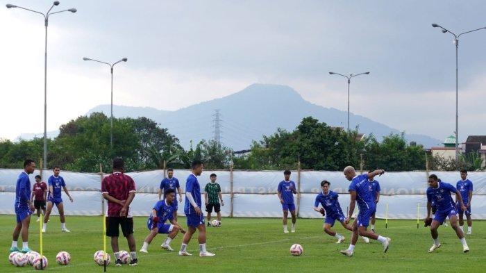 Persib Bandung menggelar latihan perdana di lapangan pendamping Stadion Gelora Bandung Lautan Api (GBLA), Kota Bandung, Jawa Barat, Senin (30/6/2025) pagi.