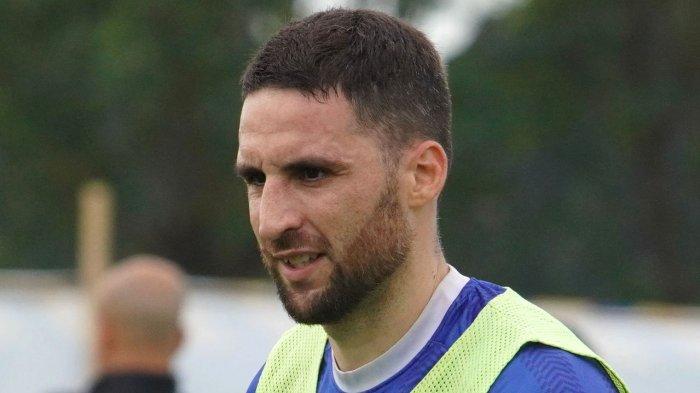 Pemain anyar Persib Bandung, Luciano Guaycochea mengikuti latihan perdana Persib di lapangan pendamping Stadion Gelora Bandung Lautan Api (GBLA), Kota Bandung, Jawa Barat, Senin (30/6/2025) pagi.