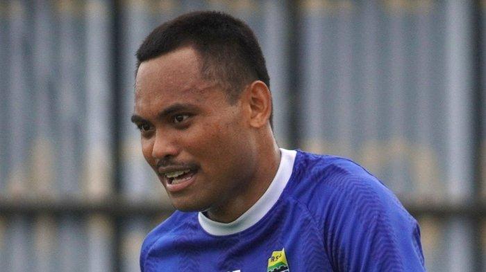 Pemain anyar Persib Bandung, Saddil Ramdani mengikuti latihan perdana Persib di lapangan pendamping Stadion Gelora Bandung Lautan Api (GBLA), Kota Bandung, Jawa Barat, Senin (30/6/2025) pagi.