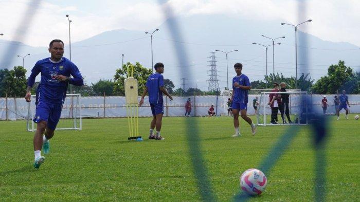 Pemain anyar Persib Bandung, Saddil Ramdani mengikuti latihan perdana Persib di lapangan pendamping Stadion Gelora Bandung Lautan Api (GBLA), Kota Bandung, Jawa Barat, Senin (30/6/2025) pagi.