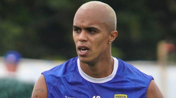 Pemain anyar Persib Bandung, William Marcilio mengikuti latihan perdana Persib di lapangan pendamping Stadion Gelora Bandung Lautan Api (GBLA), Kota Bandung, Jawa Barat, Senin (30/6/2025) pagi.