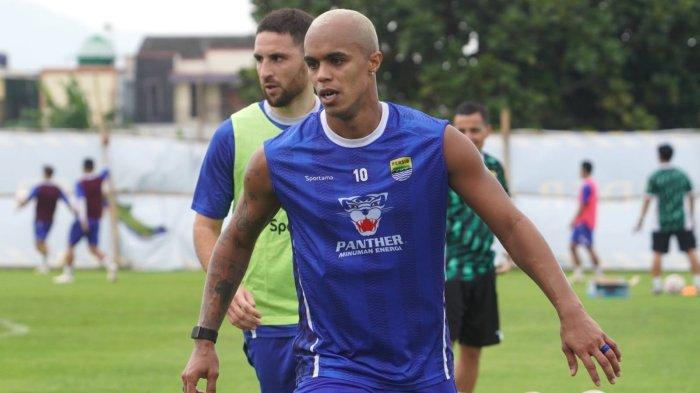 Pemain anyar Persib Bandung, William Marcilio dan Luciano Guaycochea mengikuti latihan perdana Persib di lapangan pendamping Stadion Gelora Bandung Lautan Api (GBLA), Kota Bandung, Jawa Barat, Senin (30/6/2025) pagi.