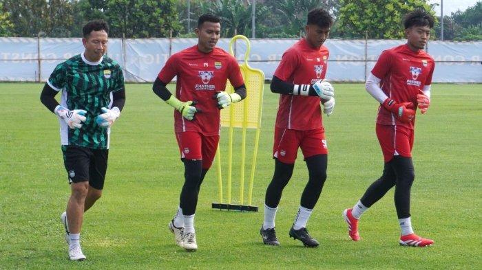 Asisten pelatih kiper, I Made Wirawan (kiri) mendampingi sejumlah kiper Persib mengikuti latihan perdana Persib di lapangan pendamping Stadion Gelora Bandung Lautan Api (GBLA), Kota Bandung, Jawa Barat, Senin (30/6/2025) pagi.