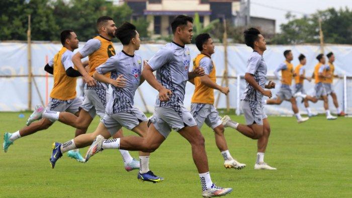 Pemain anyar Persib Bandung menjalani sesi latihan di lapangan pendamping Stadion Gelora Bandung Lautan Api (GBLA), Kota Bandung, Jawa Barat, Selasa (1/7/2025) pagi.
