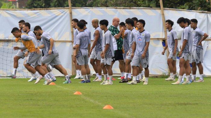 Pemain anyar Persib Bandung menjalani sesi latihan di lapangan pendamping Stadion Gelora Bandung Lautan Api (GBLA), Kota Bandung, Jawa Barat, Selasa (1/7/2025) pagi.
