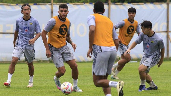 Pemain anyar Persib Bandung, Rosembergne “Berguinho” da Silva menguasai bola saat gim pada sesi latihan Persib di lapangan pendamping Stadion Gelora Bandung Lautan Api (GBLA), Kota Bandung, Jawa Barat, Selasa (1/7/2025) pagi.