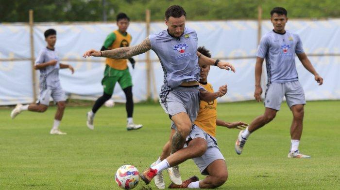 Pemain anyar Persib Bandung, Al Hamra Hehanussa berusaha menghentikan pergerakan bola Marc Klok saat gim pada sesi latihan Persib di lapangan pendamping Stadion Gelora Bandung Lautan Api (GBLA), Kota Bandung, Jawa Barat, Selasa (1/7/2025) pagi.