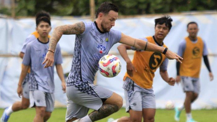 Pemain Persib Bandung, Marc Klok menguasai bola saat gim pada sesi latihan Persib di lapangan pendamping Stadion Gelora Bandung Lautan Api (GBLA), Kota Bandung, Jawa Barat, Selasa (1/7/2025) pagi.