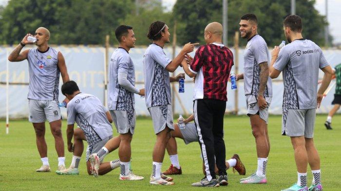 Pemain Persib Bandung beristirahat sejenak pada sesi latihan Persib di lapangan pendamping Stadion Gelora Bandung Lautan Api (GBLA), Kota Bandung, Jawa Barat, Selasa (1/7/2025) pagi.