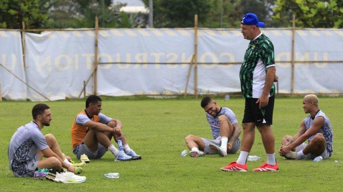 Empat pemain anyar Persib Bandung, Rosembergne “Berguinho” da Silva (ketiga kanan) William Marcilio (kanan), Luciano Guaycochea (kiri), dan Uilliam Barros (kedua kiri), berbincang dengan pelatih Bojan Hodak selesai sesi latihan Persib di lapangan pendamping Stadion Gelora Bandung Lautan Api (GBLA), Kota Bandung, Jawa Barat, Selasa (1/7/2025) pagi.