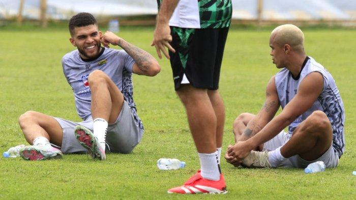 Dua pemain anyar Persib Bandung, Rosembergne “Berguinho” da Silva (kiri) dan William Marcilio (kanan) berbincang dengan pelatih Bojan Hodak selesai sesi latihan Persib di lapangan pendamping Stadion Gelora Bandung Lautan Api (GBLA), Kota Bandung, Jawa Barat, Selasa (1/7/2025) pagi.