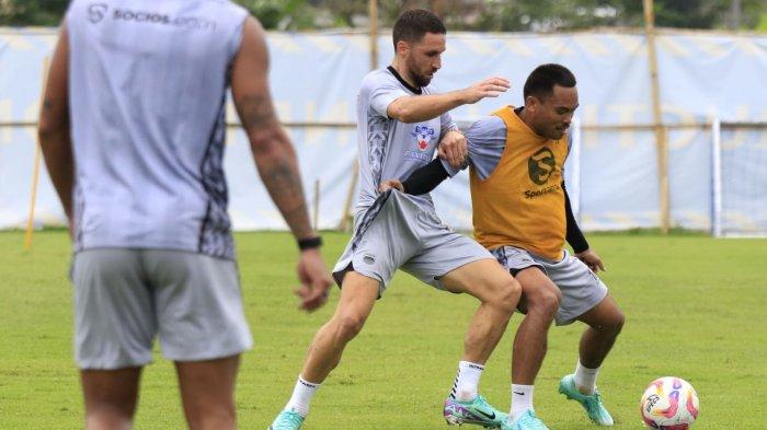 Dua pemain anyar Persib Bandung, Luciano Guaycochea dan Saddil Ramdani berebut bola saat gim pada sesi latihan Persib di lapangan pendamping Stadion Gelora Bandung Lautan Api (GBLA), Kota Bandung, Jawa Barat, Selasa (1/7/2025) pagi.