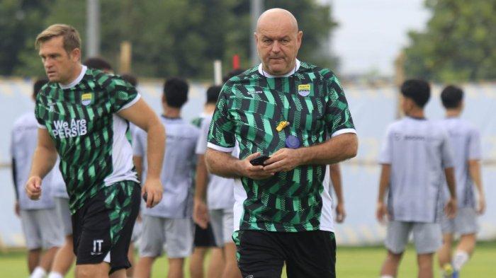 Pelatih Persib Bandung, Bojan Hodak memimpin sesi latihan Persib di lapangan pendamping Stadion Gelora Bandung Lautan Api (GBLA), Kota Bandung, Jawa Barat, Selasa (1/7/2025) pagi.