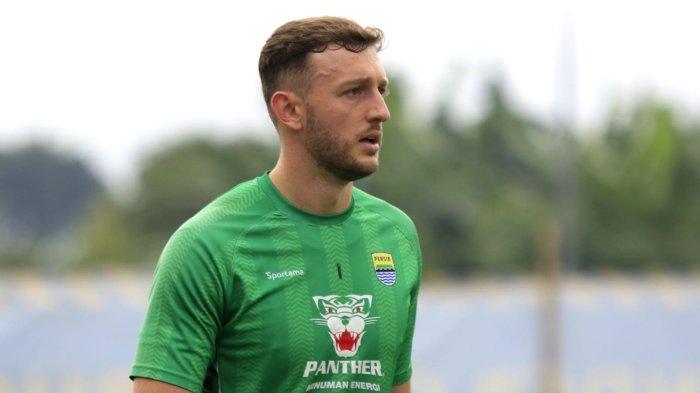 Kiper anyar Persib Bandung, Adam Przybek (kanan) hadir pada sesi latihan Persib di lapangan pendamping Stadion Gelora Bandung Lautan Api (GBLA), Kota Bandung, Jawa Barat, Selasa (1/7/2025) pagi.