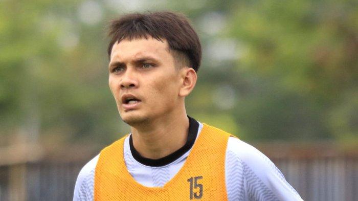 Pemain anyar Persib Bandung, Al Hamra Hehanussa berusaha menghentikan pergerakan bola Marc Klok saat gim pada sesi latihan Persib di lapangan pendamping Stadion Gelora Bandung Lautan Api (GBLA), Kota Bandung, Jawa Barat, Selasa (1/7/2025) pagi.