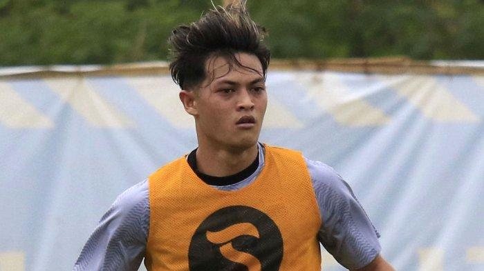 Pemain anyar Persib Bandung, Alfeandra Dewangga menjalani sesi latihan di lapangan pendamping Stadion Gelora Bandung Lautan Api (GBLA), Kota Bandung, Jawa Barat, Selasa (1/7/2025) pagi.