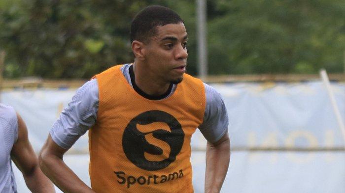 Pemain anyar Persib Bandung, Uilliam Barros menjalani sesi latihan di lapangan pendamping Stadion Gelora Bandung Lautan Api (GBLA), Kota Bandung, Jawa Barat, Selasa (1/7/2025) pagi.