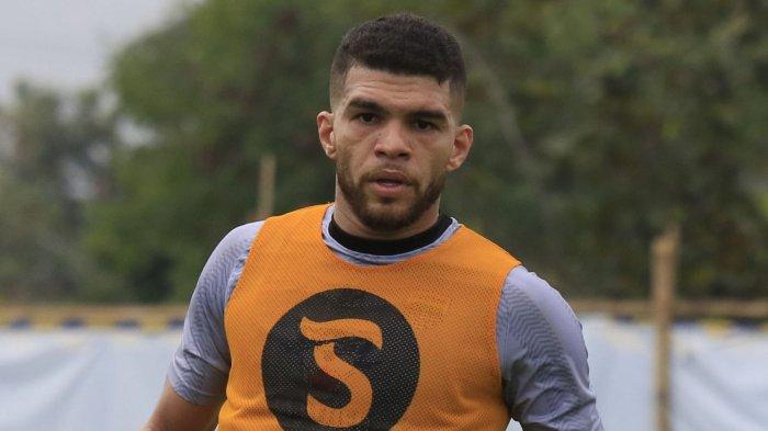 Pemain anyar Persib Bandung, Rosembergne “Berguinho” da Silva menjalani sesi latihan di lapangan pendamping Stadion Gelora Bandung Lautan Api (GBLA), Kota Bandung, Jawa Barat, Selasa (1/7/2025) pagi.