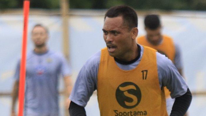 Pemain anyar Persib Bandung, Saddil Ramdani menjalani sesi latihan di lapangan pendamping Stadion Gelora Bandung Lautan Api (GBLA), Kota Bandung, Jawa Barat, Selasa (1/7/2025) pagi.