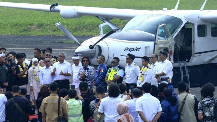 Pemilik Susi Air, Susi Pudjiastuti bersama Gubernur Jawa Barat Dedi Mulyadi, Wali Kota Bandung Muhammad Farhan, dan pejabat terkait lainnya menghadiri acara Inagurasi Penerbangan Perdana Susi Air di Bandara Husein Sastranegara, Kota Bandung, Jawa Barat, Rabu (2/7/2025).