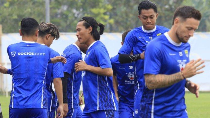 Pemain Persib Bandung menjalani latihan resmi di lapangan pendamping Stadion Gelora Bandung Lautan Api (GBLA), Gedebage, Kota Bandung, Jawa Barat, Sabtu (5/7/2025).