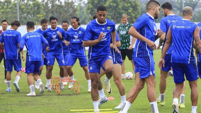 Pemain Persib Bandung menjalani latihan resmi di lapangan pendamping Stadion Gelora Bandung Lautan Api (GBLA), Gedebage, Kota Bandung, Jawa Barat, Sabtu (5/7/2025).
