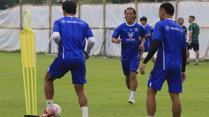 Pemain Persib Bandung menjalani latihan resmi di lapangan pendamping Stadion Gelora Bandung Lautan Api (GBLA), Gedebage, Kota Bandung, Jawa Barat, Sabtu (5/7/2025).