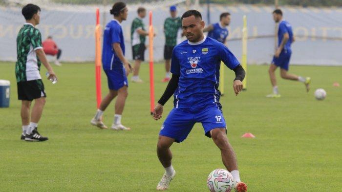Pemain Persib Bandung menjalani latihan resmi di lapangan pendamping Stadion Gelora Bandung Lautan Api (GBLA), Gedebage, Kota Bandung, Jawa Barat, Sabtu (5/7/2025).