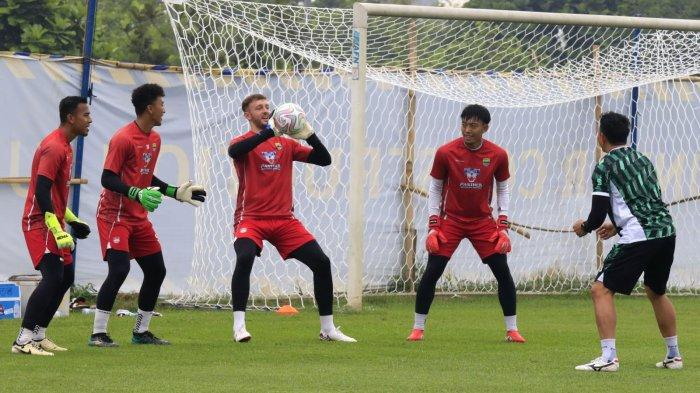 Pemain Persib Bandung menjalani latihan resmi di lapangan pendamping Stadion Gelora Bandung Lautan Api (GBLA), Gedebage, Kota Bandung, Jawa Barat, Sabtu (5/7/2025).
