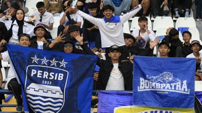 Bobotoh memberikan dukungan kepada Persib Bandung saat bertanding menghadapi tim asal Thailand, Port FC pada laga Piala Presiden 2025 di Stadion Si Jalak Harupat, Kabupaten Bandung, Jawa Barat, Minggu (6/7/2025).