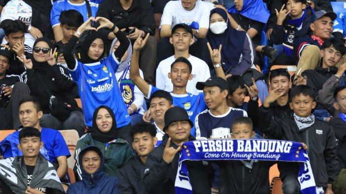 Bobotoh memberikan dukungan kepada Persib Bandung saat bertanding menghadapi tim asal Thailand, Port FC pada laga Piala Presiden 2025 di Stadion Si Jalak Harupat, Kabupaten Bandung, Jawa Barat, Minggu (6/7/2025).