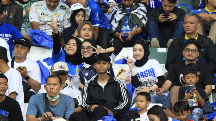 Bobotoh memberikan dukungan kepada Persib Bandung saat bertanding menghadapi tim asal Thailand, Port FC pada laga Piala Presiden 2025 di Stadion Si Jalak Harupat, Kabupaten Bandung, Jawa Barat, Minggu (6/7/2025).