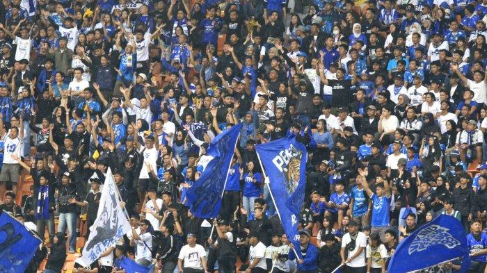 Bobotoh memberikan dukungan kepada Persib Bandung saat bertanding menghadapi tim asal Thailand, Port FC pada laga Piala Presiden 2025 di Stadion Si Jalak Harupat, Kabupaten Bandung, Jawa Barat, Minggu (6/7/2025).