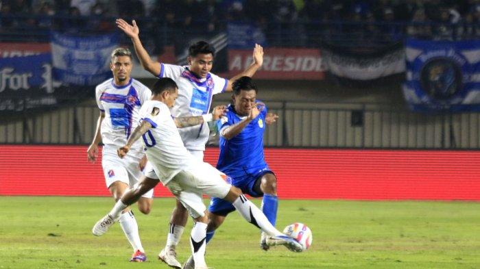 Pemain Persib Bandung, Febri Hariyadi berebut bola dengan dua pemain Port FC, Asnawi Mangkualam dan Chaiyawat Buran pada laga Piala Presiden 2025 di Stadion Si Jalak Harupat, Kabupaten Bandung, Jawa Barat, Minggu (6/7/2025).
