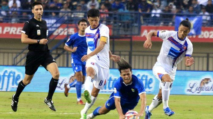 Pemain Persib Bandung, Alfeandra Dewangga terjengkang setelah dijegal pemain Port FC, Tanaboon Kesarat pada laga Piala Presiden 2025 di Stadion Si Jalak Harupat, Kabupaten Bandung, Jawa Barat, Minggu (6/7/2025).