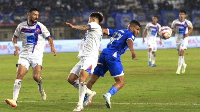 Pemain Persib Bandung, Berguinho berebut dengan pemain Port FC, Suphanan Bureerat pada laga Piala Presiden 2025 di Stadion Si Jalak Harupat, Kabupaten Bandung, Jawa Barat, Minggu (6/7/2025).