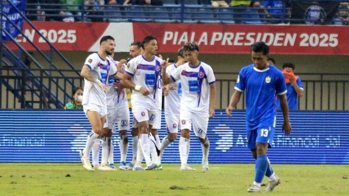 Pemain Port FC, Bordin Phala merayakan golnya ke gawang Persib Bandung bersama rekan-rekannya pada laga Piala Presiden 2025 di Stadion Si Jalak Harupat, Kabupaten Bandung, Jawa Barat, Minggu (6/7/2025).