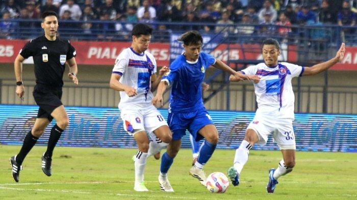 Pemain Persib Bandung, Alfeandra Dewangga berebut bola dengan dua pemain Port FC, Tanaboon Kesarat dan Noboru Shimura pada laga Piala Presiden 2025 di Stadion Si Jalak Harupat, Kabupaten Bandung, Jawa Barat, Minggu (6/7/2025).