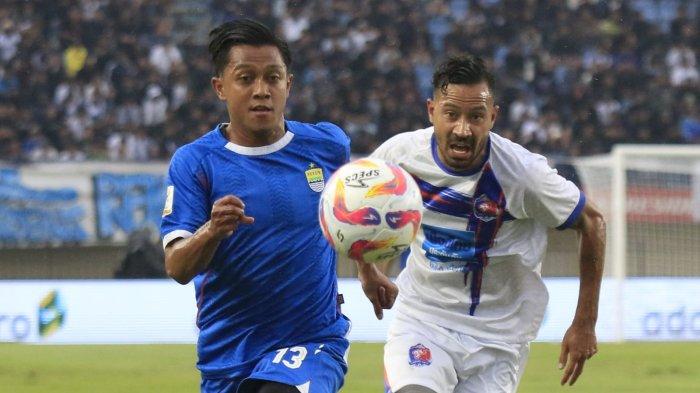 Pemain Persib Bandung, Febri Hariyadi berebut bola dengan pemain Port FC, Kevin Deeromram pada laga Piala Presiden 2025 di Stadion Si Jalak Harupat, Kabupaten Bandung, Jawa Barat, Minggu (6/7/2025).