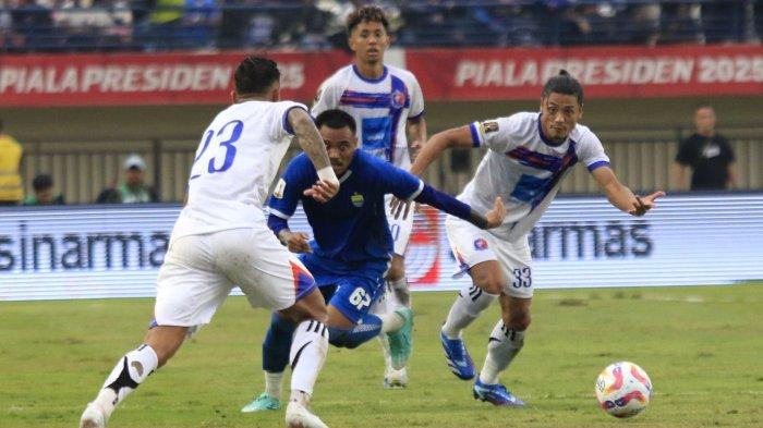 Pemain Persib Bandung, Saddil Ramdani berebut bola dengan pemain Port FC, Noboru Shimura pada laga Piala Presiden 2025 di Stadion Si Jalak Harupat, Kabupaten Bandung, Jawa Barat, Minggu (6/7/2025).